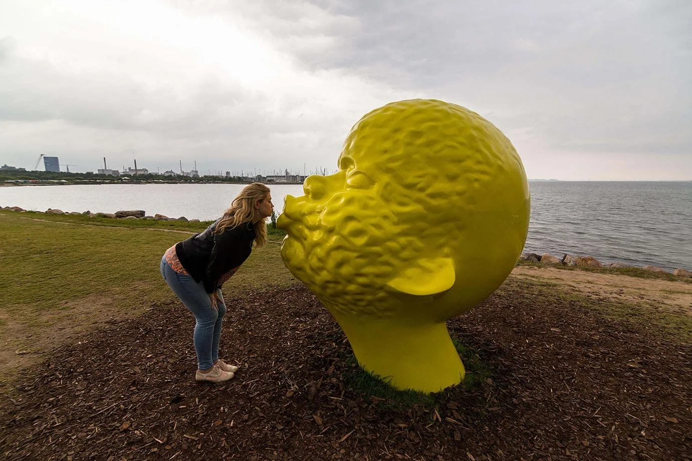 Kissing heads at the Sculpture by the Sea Festival