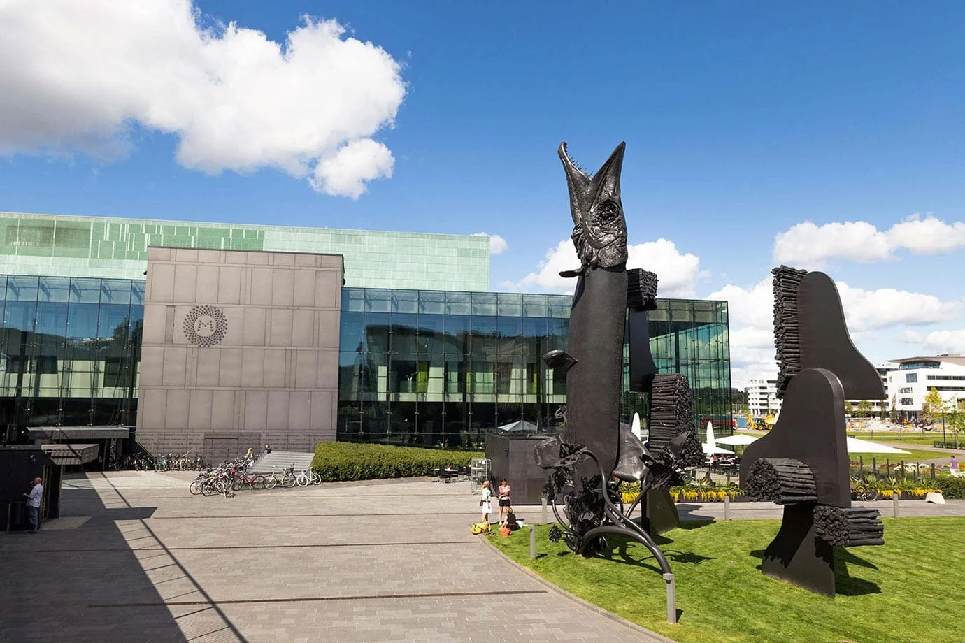Kiasma statues