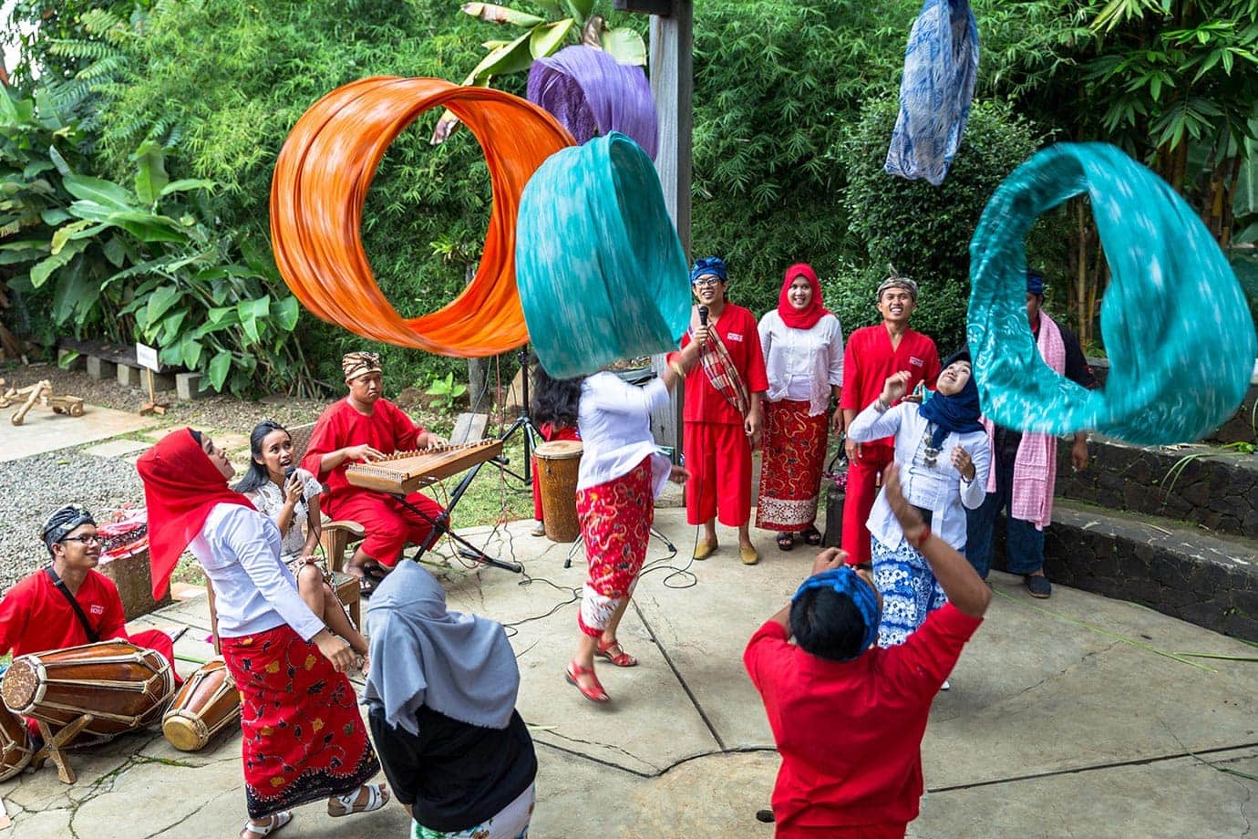 Spinning sarongs, Indonesia