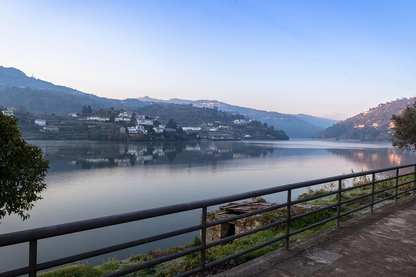 how to get from porto to douro valley