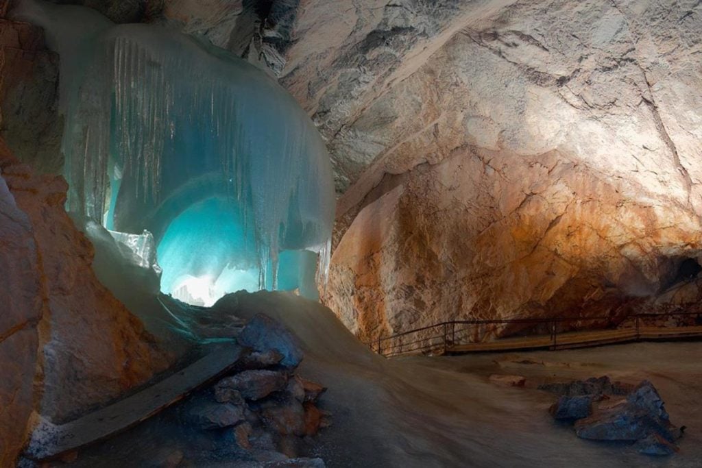 how to get to werfen ice caves from salzburg