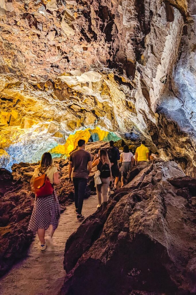 cueva de los verdes tour