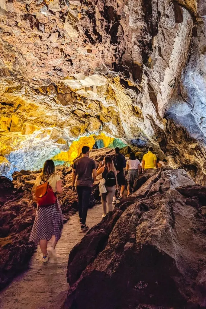 cueva de los verdes tour