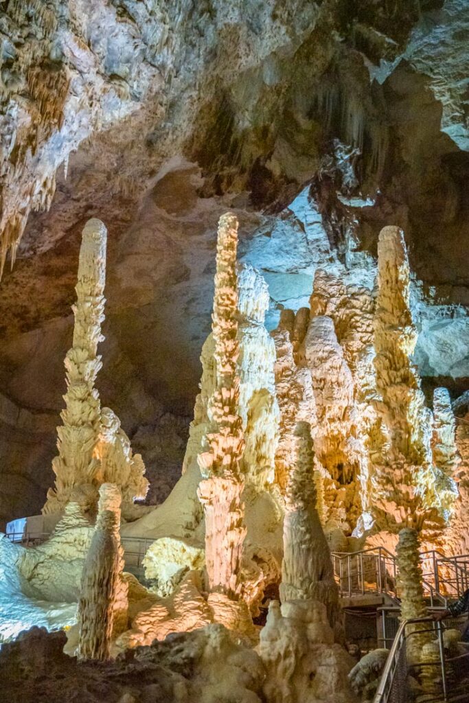 frasassi caves italy