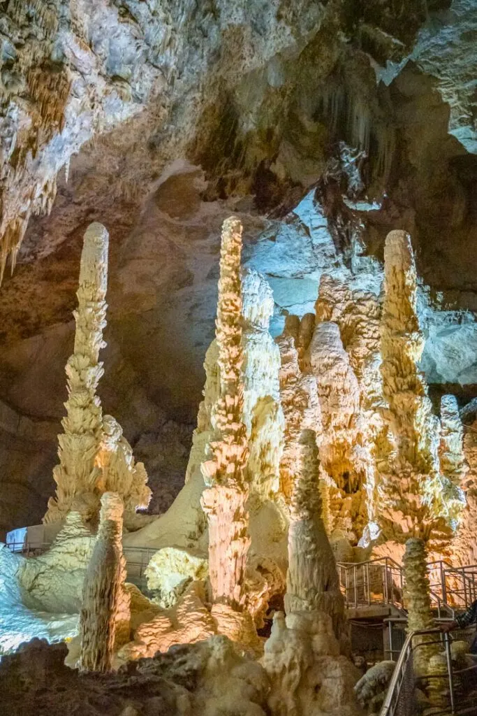 frasassi caves italy