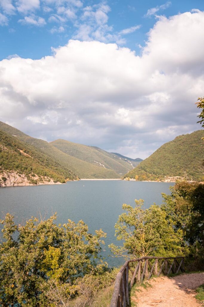 lake fiastra walk