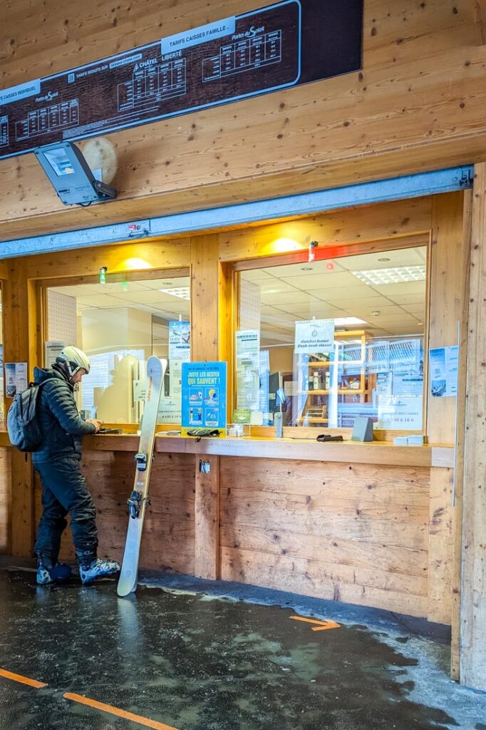 chatel ticket booth