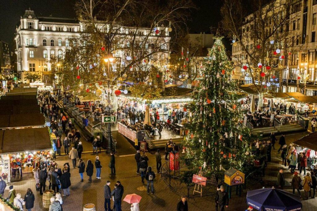 christmas markets at vorosmarty square