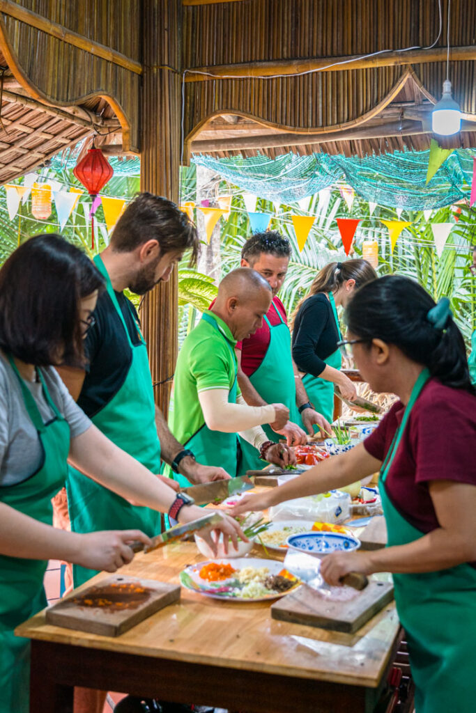 learning to cook in hoi an