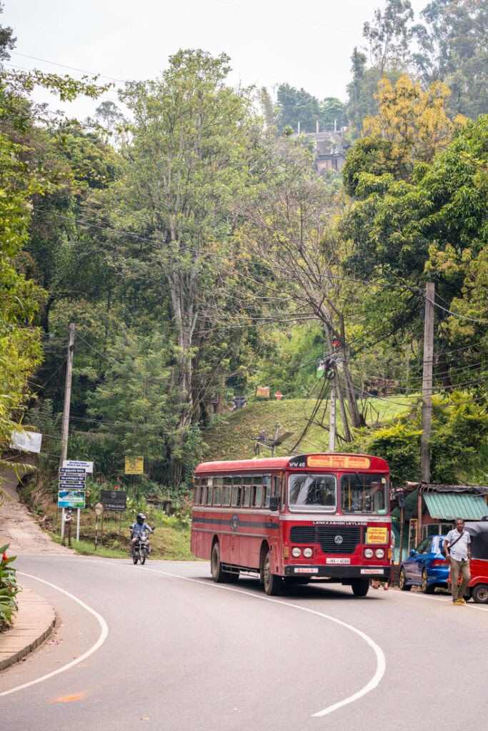 getting around sri lanka by bus